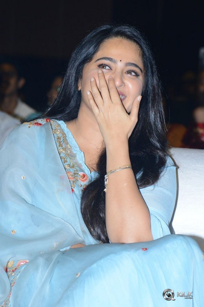 Anushka-at-Hit-Movie-Pre-Release-Event